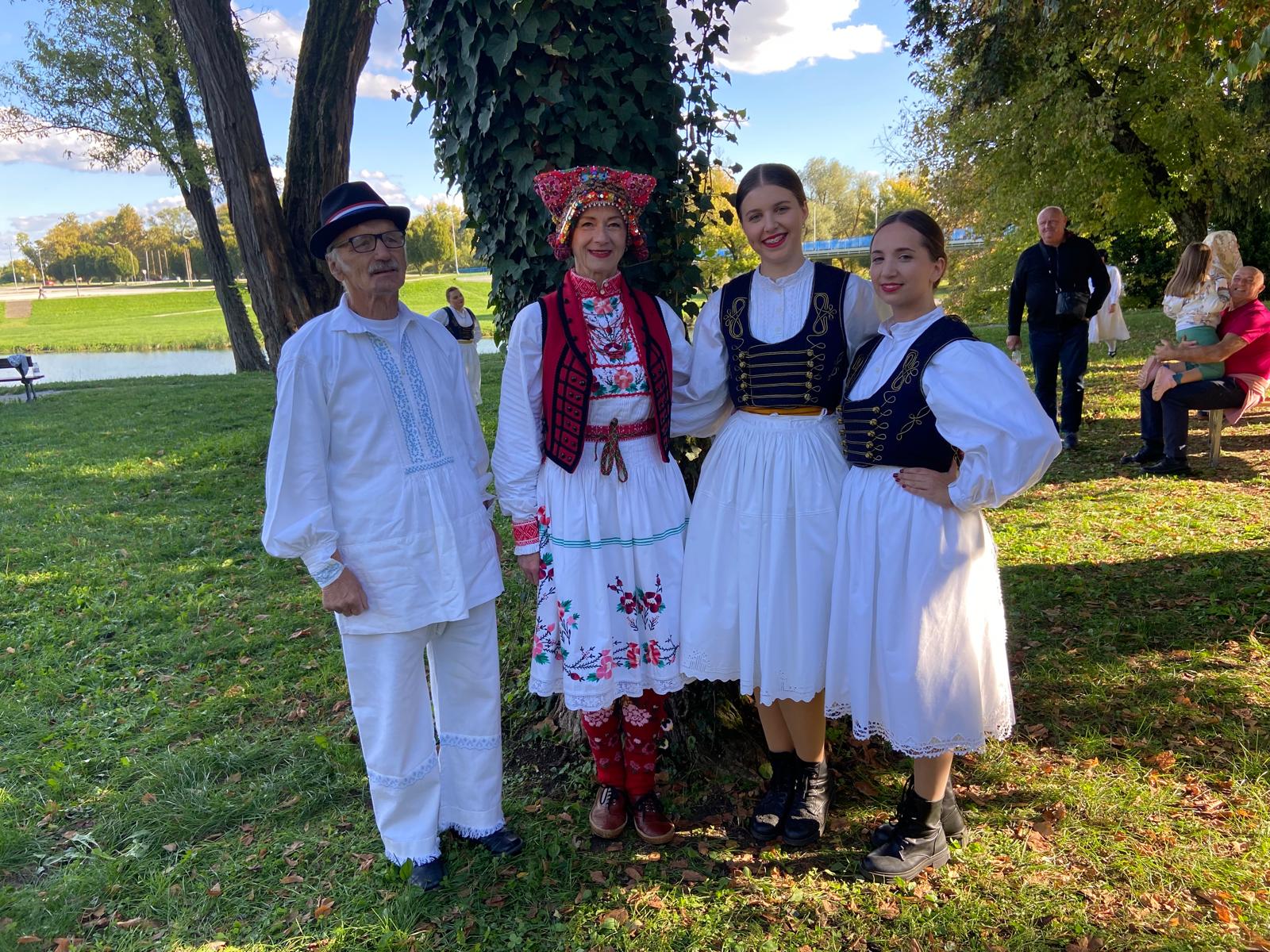 Članovi KUD-a "Sv. Marija" sa županicom Martinom Furdek Hajdin